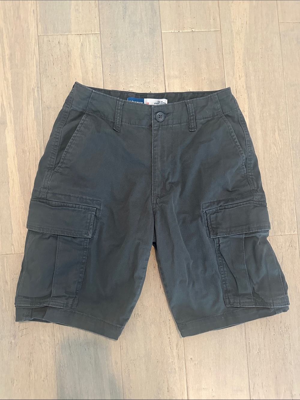 Old Navy Men's Lived-In Straight Cargo Shorts in Charcoal Gray 9” inseem